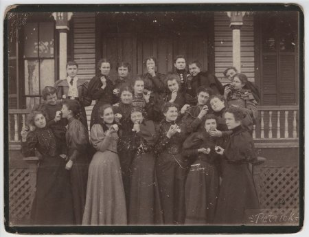 Young ladies eating apples